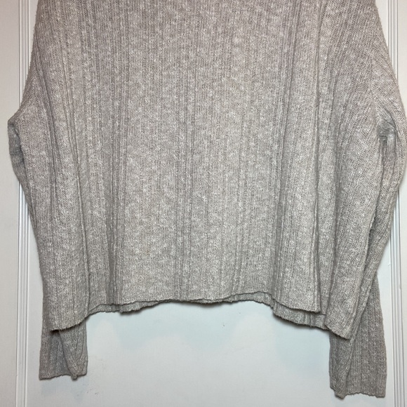Medium Distinctive Sportswear Cream Pull- on Sweater - Picture 11 of 12